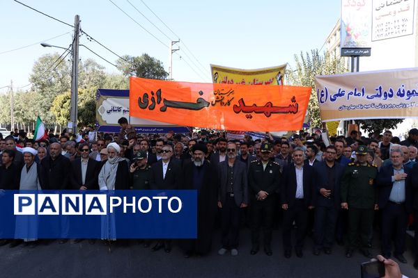 حضور پرشور دانش‌آموزان و مسئولین در راهپیمایی ۱۳ آبان در ناحیه یک بهارستان
