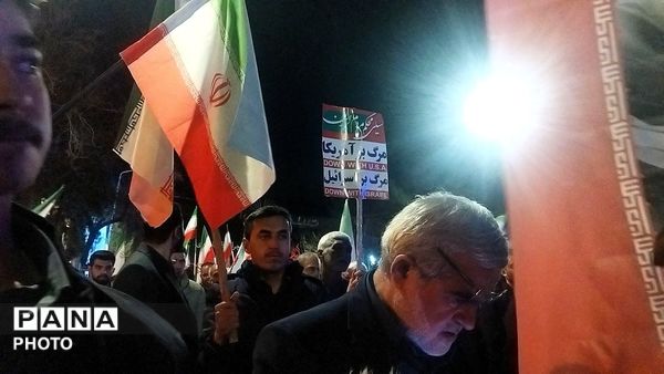 تجمع بزرگ مردم همیشه در صحنه در مقابل مسجد جامع  