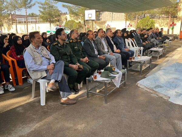 بزرگداشت هفته پدافند غیر عامل در دبیرستان شاهد هاجر