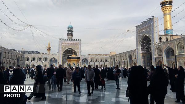 بهار که می‌رسد، صحن‌ها با موج زائران می‌تپد