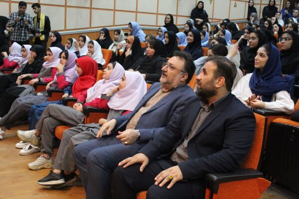 تقدیر از برگزیدگان جشنواره فرهنگی و هنری فردا در ساری 