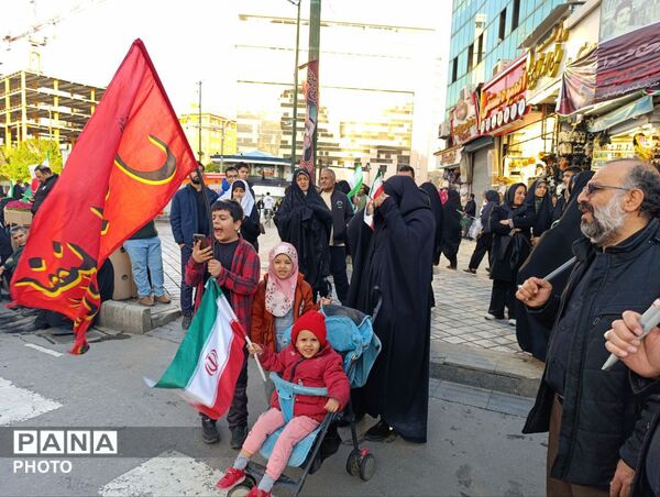 از کوچک تا بزرگ همه در چهلم رهبر شرکت کردند