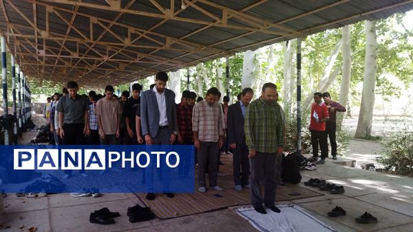 اولین نماز جماعت پایه دهمی ها همراه با کادر دبیرستان شاهد ابوذر غفاری 