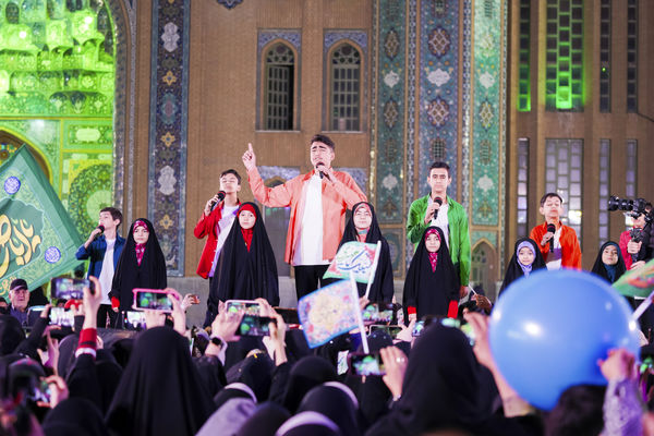 همخوانی سرود «سلام یا مهدی» با حضور ابوذر روحی در مسجد جمکران