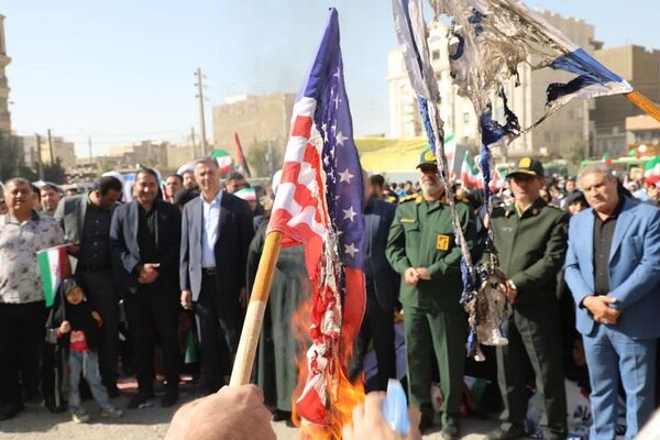 حضور پرشور دانش‌آموزان در راهپیمایی ۱۳آبان منطقه کهریزک 