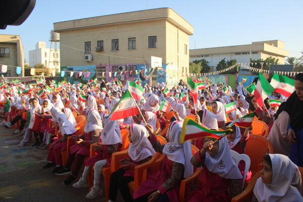 جشن روز دانش‌آموز در دبستان امید انقلاب بوشهر