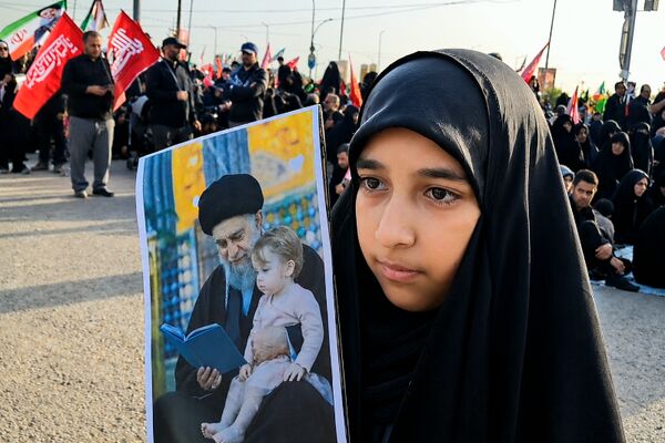 چشم‌های گریان نوجوانان در سوگ پدر امت