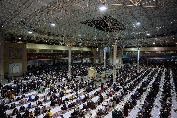 ضیافت افطاری ۲۵ هزار نفری حرم بانوی کرامت در شب میلاد کریم اهل بیت (ع)