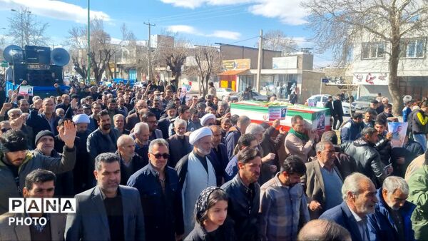 نهاوند فرزندان شهیدش را در آغوش گرفت
