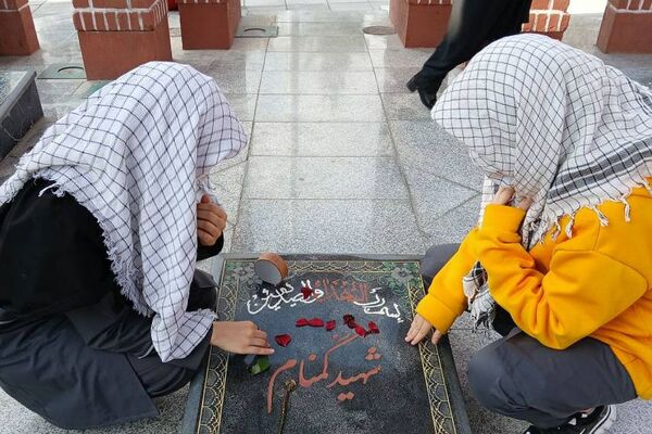 حضور دانش‌آموزان هنرستان حدیث کساء در مقبره الشهدای خاورشهر