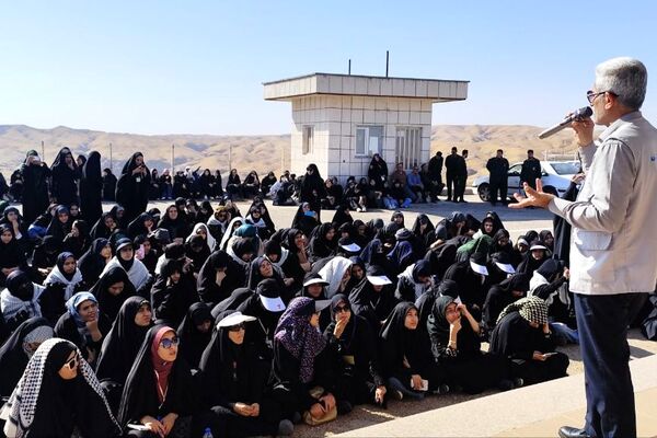 اولین روز حضور دانش‌آموزان دختر منطقه کهریزک در یادمان ‌های مناطق عملیاتی جنوب ایران