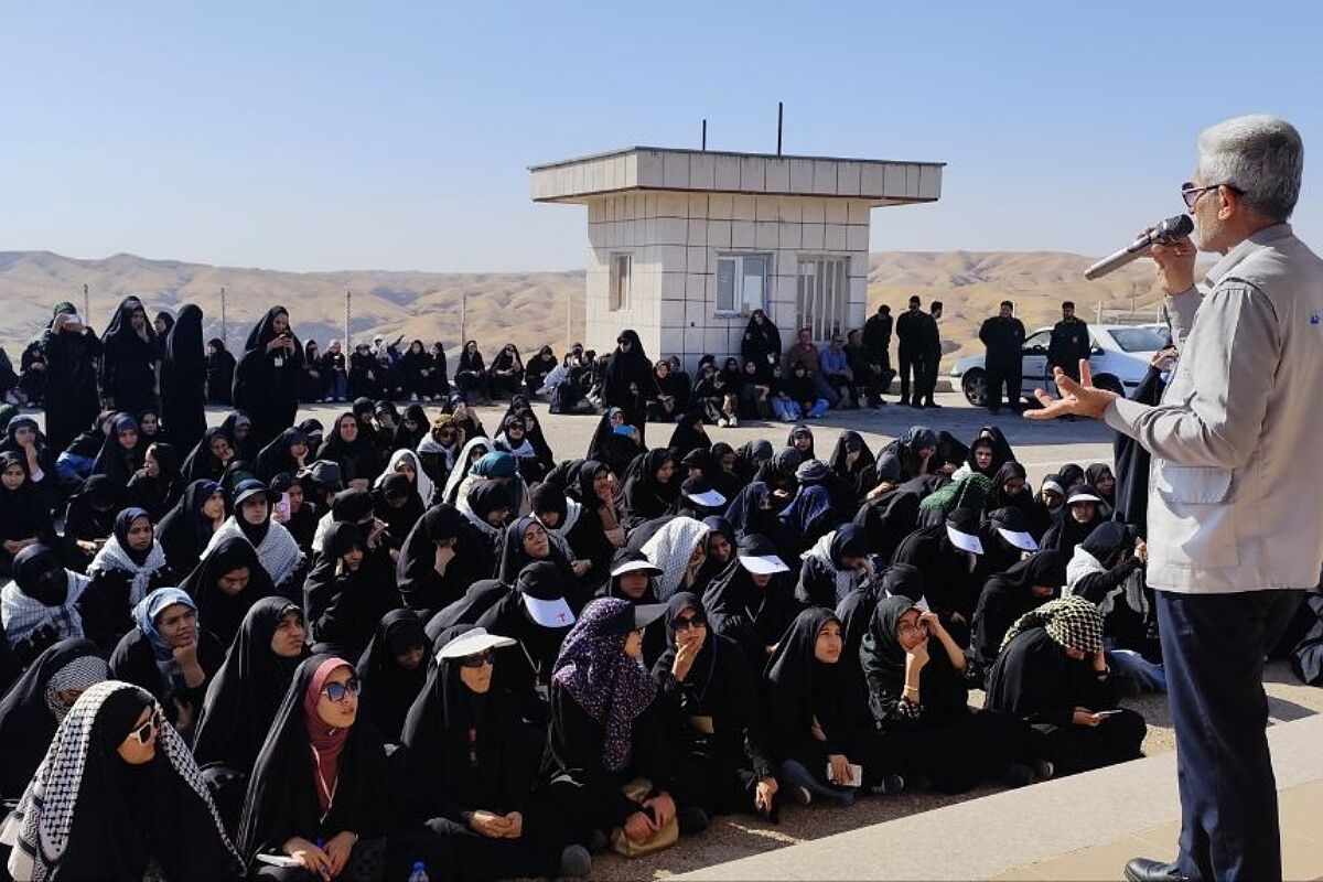 اولین روز حضور دانش‌آموزان دختر منطقه کهریزک در یادمان ‌های مناطق عملیاتی جنوب ایران