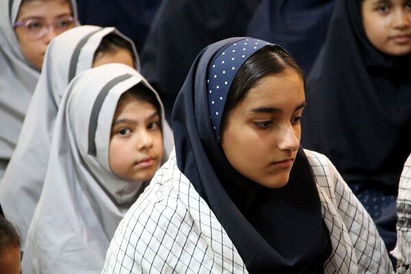 اهدا لوازم تحریر به دانش‌آموزان کم برخوردار در دبستان شهید خبره فرشچی ناحیه یک شهرری
