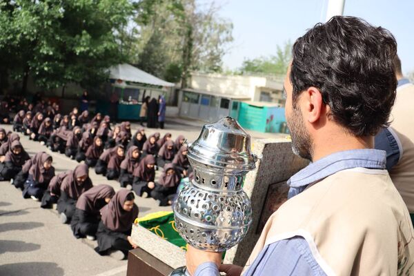 افتتاح چایخانه‌ای برای ادای احترام به حضرت رضا(ع) در دبیرستان دخترانه مطهره منطقه ۱۴