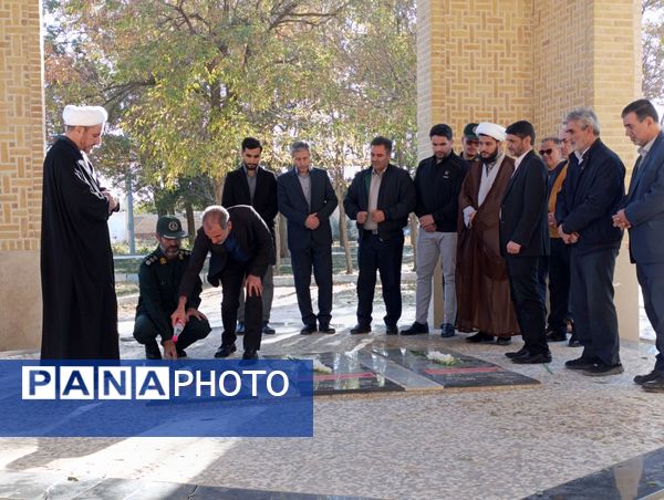 غبار روبی مزار شهدای گمنام شهرستان سلطانیه 