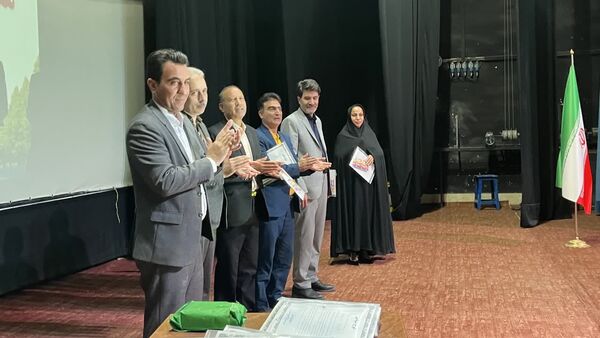 تجلیل از برترین‌های آموزشی و پرورشی دبیرستان نمونه آیت‌الله خامنه‌ای کاشمر