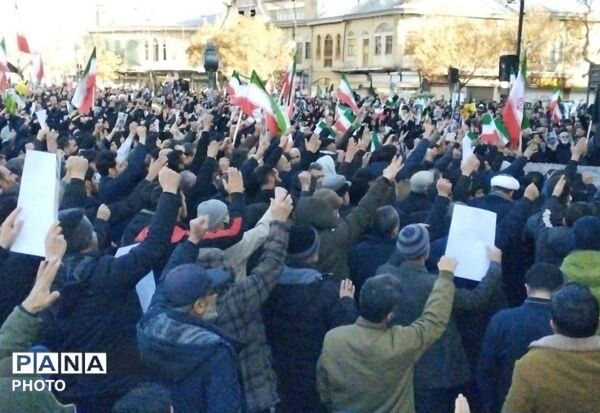  تشییع پیکر شهدا در میدان امام خمینی (ره) همدان با حضور حماسی مردم همیشه در صحنه