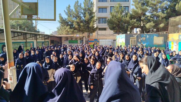مسابقات ورزشی به مناسبت هفته بهداشت و روان در دبیرستان پیرایش یک