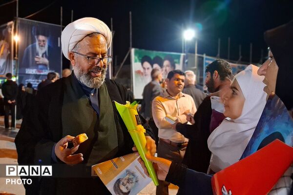 صحنه دیگری از عشق و ارادت ملت به رهبر در سومین شب سال جدید در شهرستان باشت