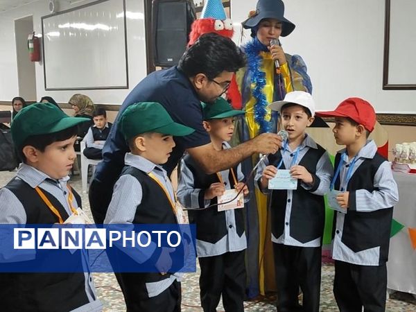 آیین جشن شکوفه‌ها در دبستان شاهد شهید بهنام محمدی ناحیه 2 کرج 