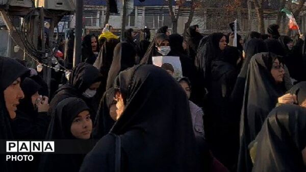 حضور گسترده مردم خرم‌ آباد در میدان امام (ره)، تاکید بر دفاع از میهن و آرمان‌ های انقلاب