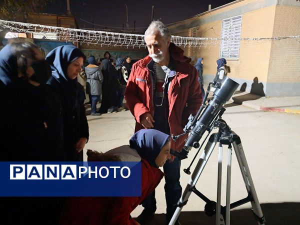 رصد ستارگان در مدرسه عزت طلایی