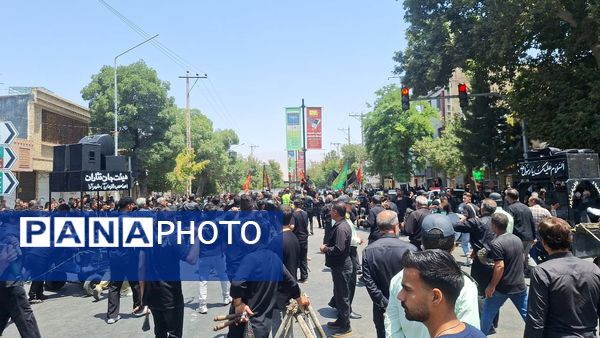 عزاداری ظهر  عاشورا در خیابان‌های شهر نیشابور 