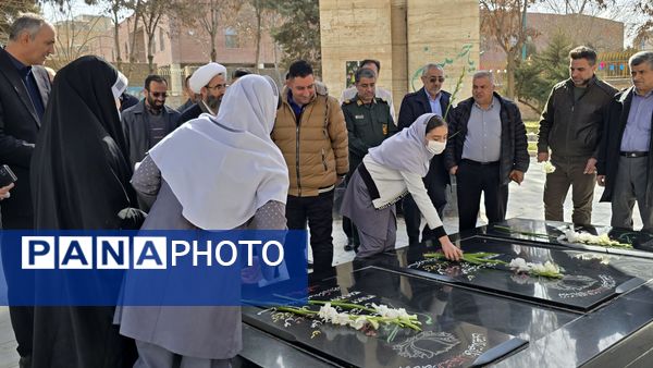 گلباران مزار شهدا توسط پیشتازان مدرسه دانش و هنر نظرآباد