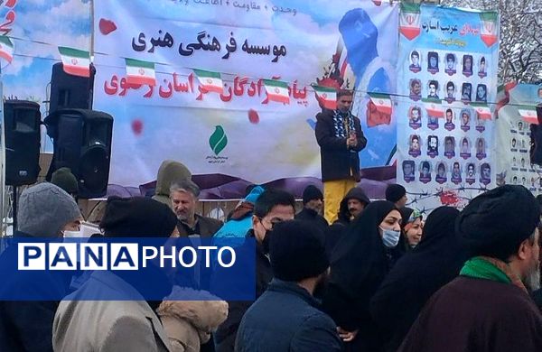 راهپیمایی ۲۲ بهمن در مشهد با حضور فرمانده واحدهای حوزه ۱۹ بسیج دانش‌آموزی منطقه تبادکان