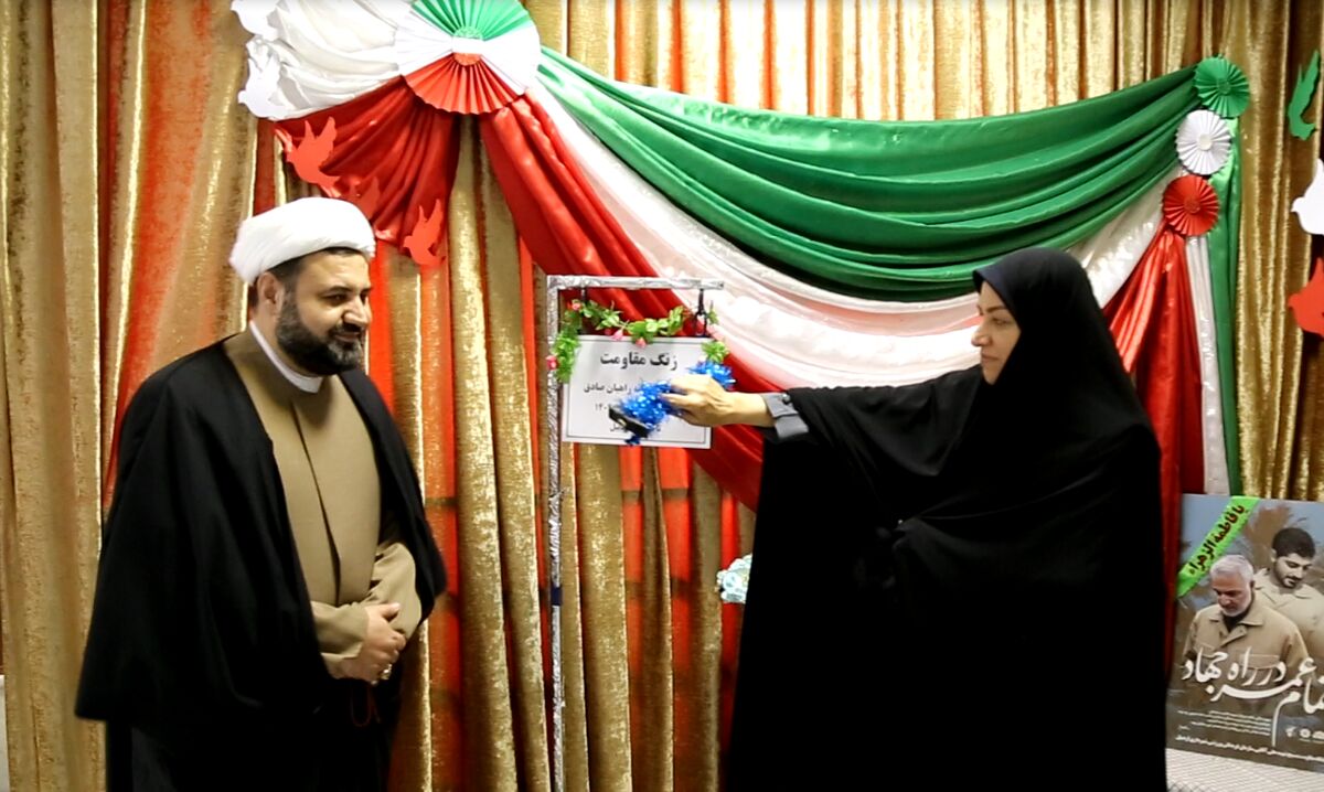 مقاومت، رمز عبور از فشارهای دشمنان است