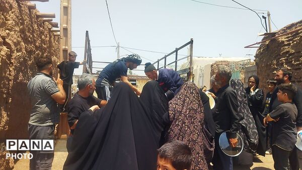 پخش نذری روز عاشورا رسمی قدیمی در روستای حسن آباد بلهر نیشابور 