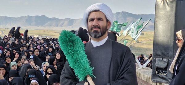 نور عرفه در تپه شهدای گمنام نورآباد طنین‌انداز شد