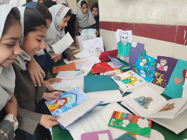 ساخت کتابچه‌های دست‌ساز در دبستان شهید نجفی فدافن