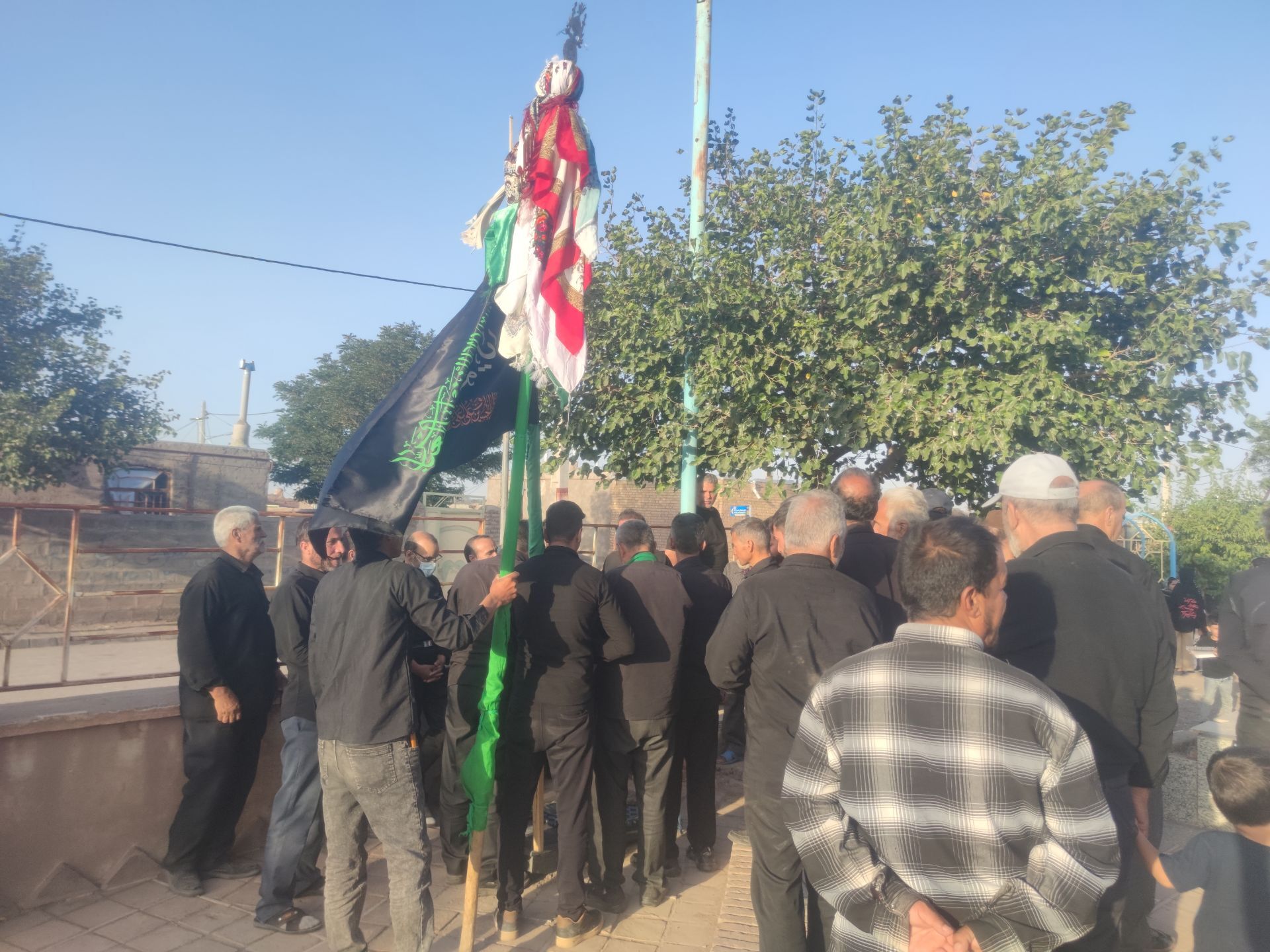 آیین جمع آوری نذورات مردمی در روز عاشورا 