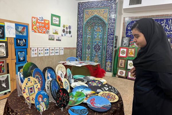 آیین افتتاحیه نمایشگاه هنری «ماها» در هنرستان شهید تاجیک بهارستان‌دو
