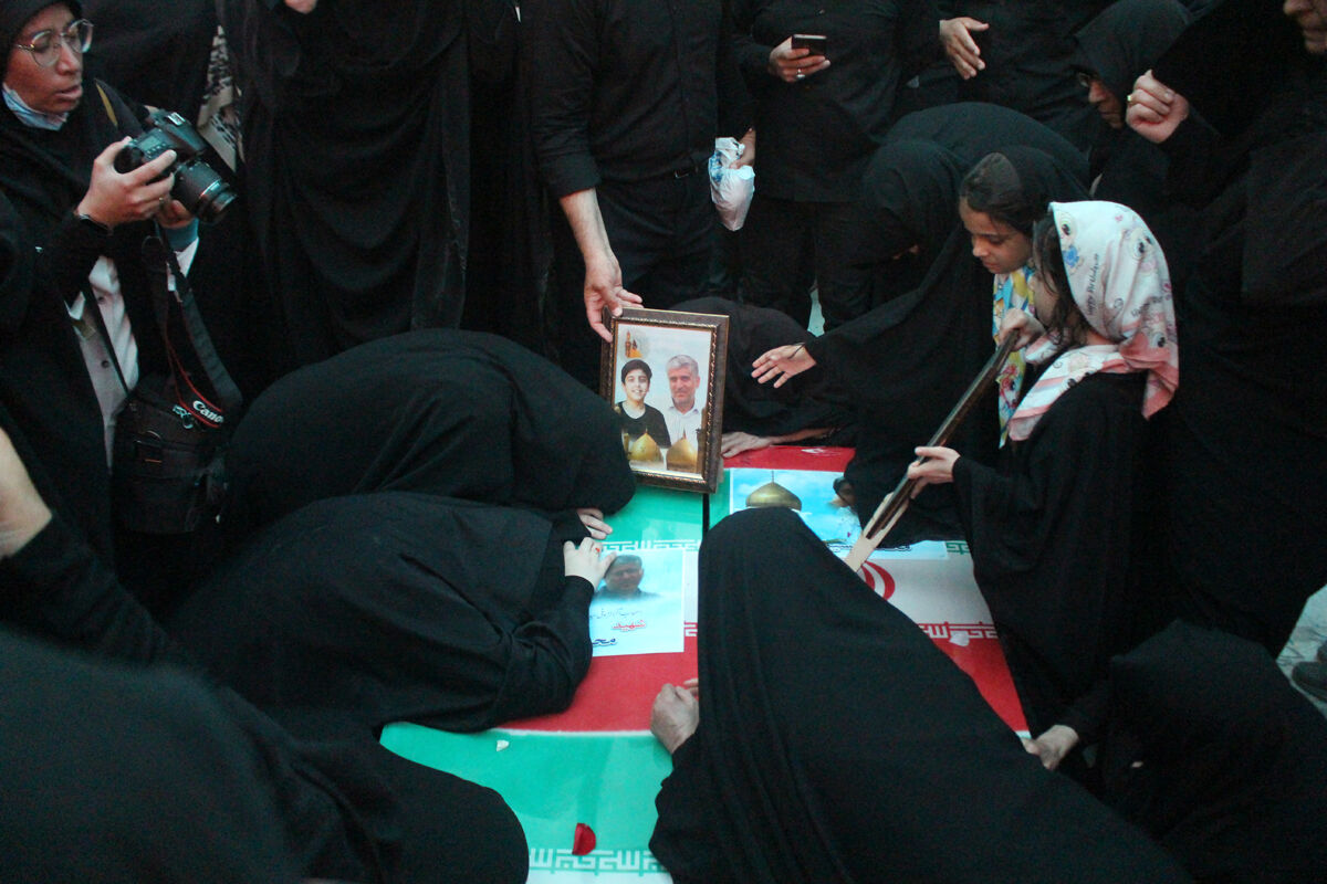خاکسپاری نوجوان شهید «محمدحسین خاکی» در گلزار شهدای قم