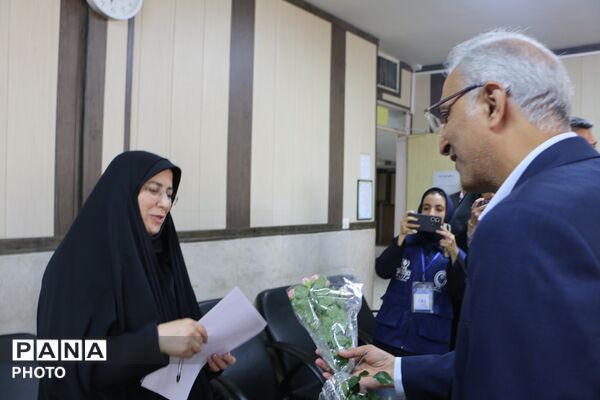 شاخه ای گل؛ هزاران قدردانی
