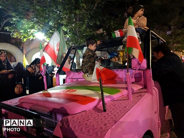 پنجاه و دو شب  در میدان پای کار ایران