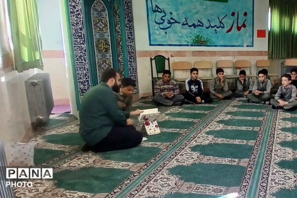 برپایی محفل انس با قرآن و قرائت سوره مبارکه فتح در مدارس شهرستان فیروزکوه