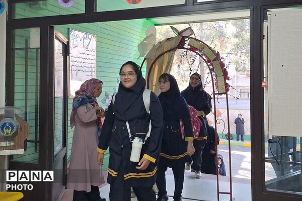 اقامه نماز، محفل انس با قرآن و به صدا در آمدن زنگ مهر و ایثار در مدارس شهرری 