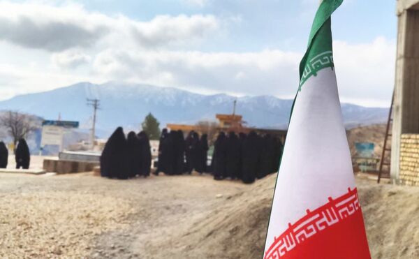 غبار‌روبی مزار شهدا در آستان مقدس امام زاده جعفر (ع) منطقه میانکوه 
