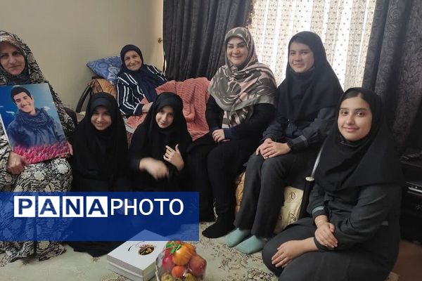  دیدار دانش‌آموزان  پیشتاز دبیرستان پویش دماوند با مادر شهید محمدخانی 