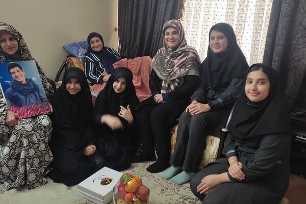  دیدار دانش‌آموزان  پیشتاز دبیرستان پویش دماوند با مادر شهید محمدخانی 