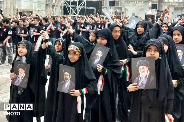هم‌نوایی دانش‌آموزان منطقه ۵ تهران با سرود «باید برخاست» در سوگواری رهبر شهید