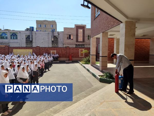 آموزش اطفای حریق به دانش‌آموزان مدرسه دخترانه شهید زین الدین