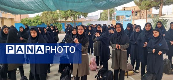 آیین بازگشایی مدارس و استقبال از دانش آموزان در دبیرستان فرزانگان دوره ی اول