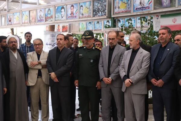 ادای احترام مسئولان قم به شهدا در هفته دولت