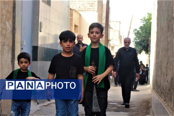حضور پرشور کودکان قمی در دسته‌های عزاداری روز تاسوعا 