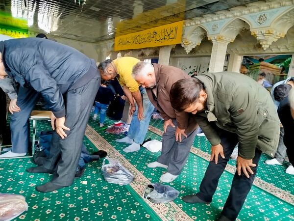اقامه نماز جماعت بعد از  راهپیمایی در کاشمر 