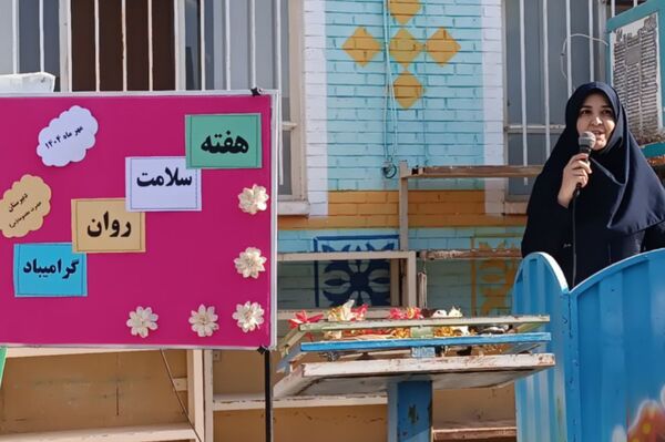 نواختن زنگ هفته سلامت روان در دبیرستان حضرت معصومه (س) شهرستان فیروزه